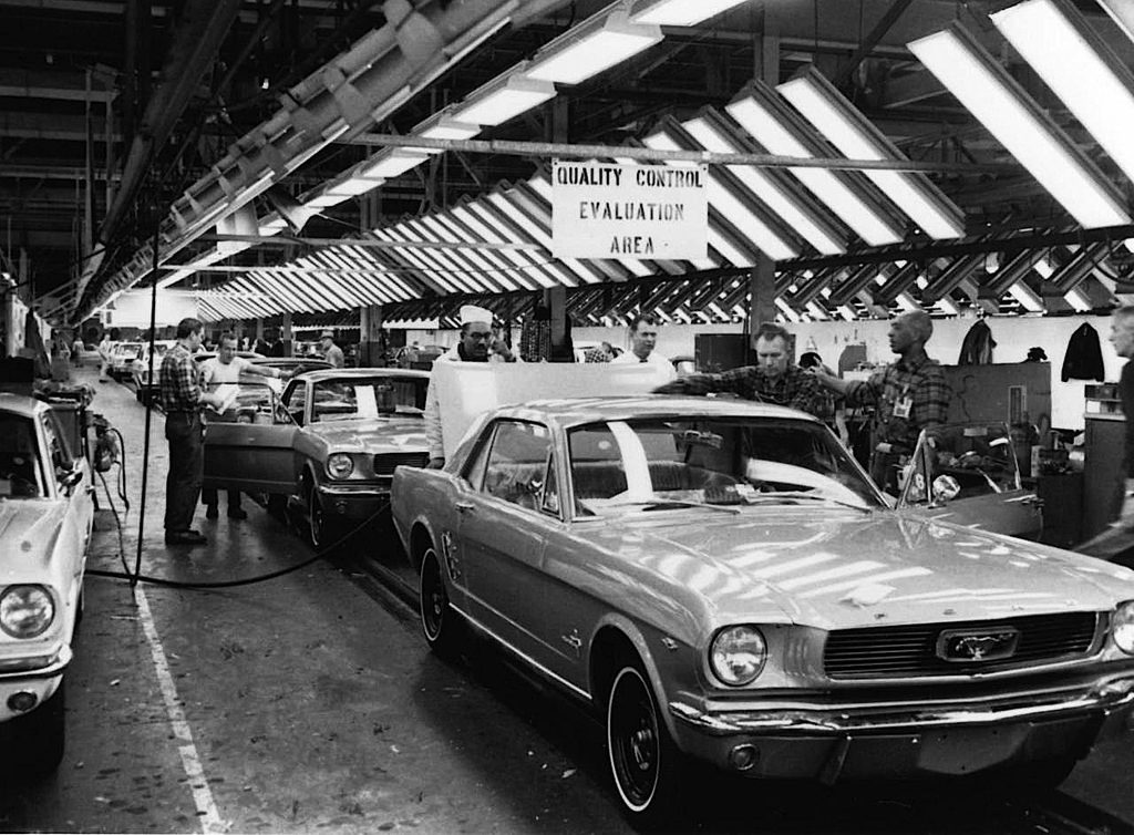 Ford-Mustang-assembly-line-b