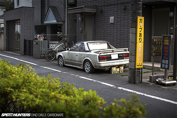 Toyota MR2 10 лет простоявшая на улице в Токио