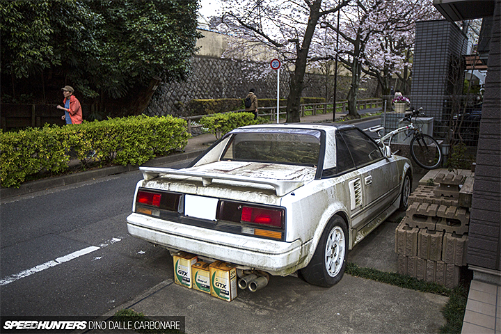 Toyota MR2 10 лет простоявшая на улице в Токио