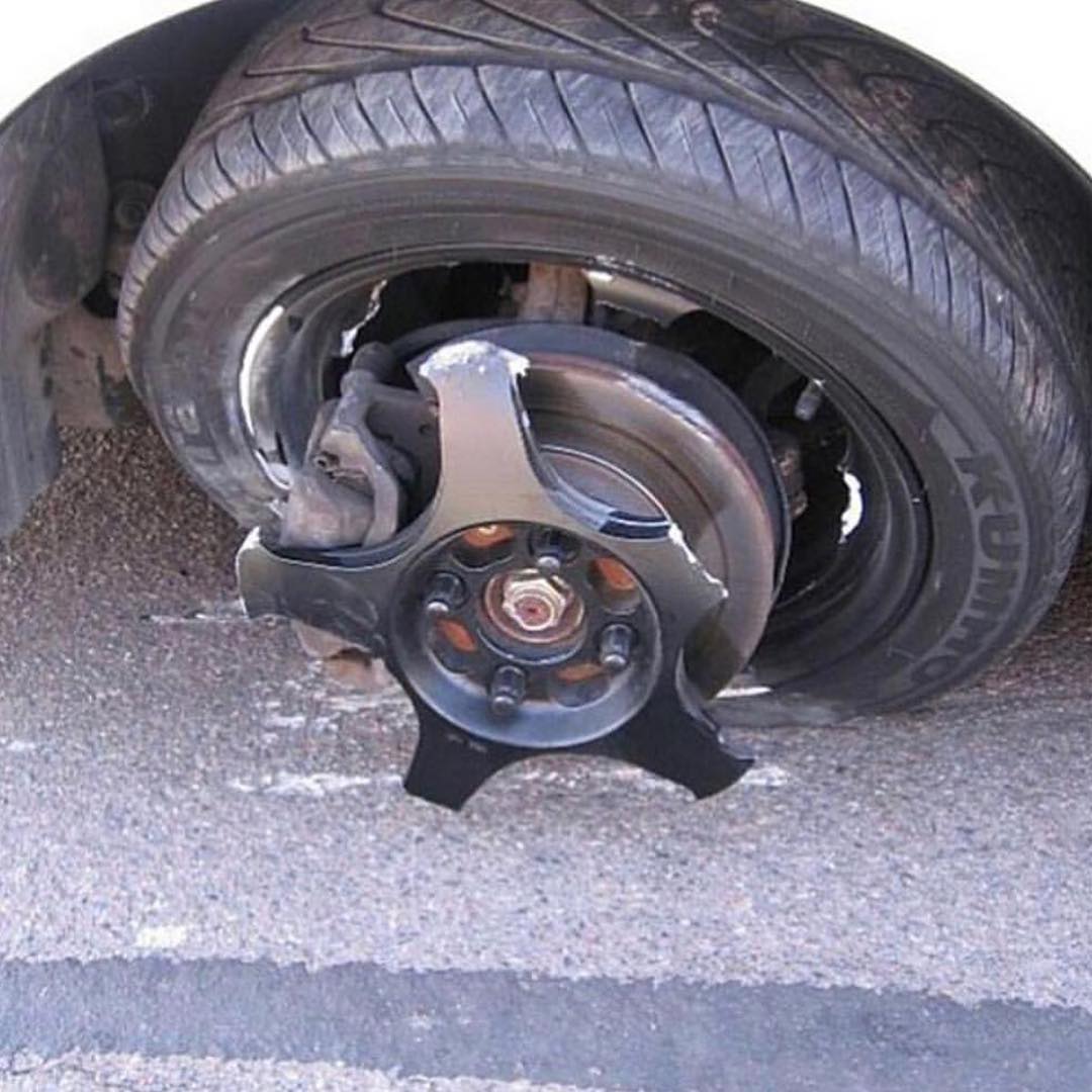 Заднее колесо спортивного колеса. Сломанное колесо. Сломанные китайские диски. Колесо машины. Сломанный диск.
