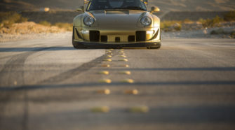 Золотой Porsche 911 Type 993 Targa RWB