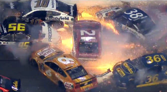 «Автомобильный ад» в NASCAR попал на видео
