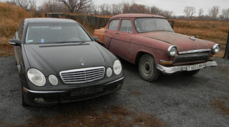 три ГАЗ-21 «Волга» и один Mercedes-Benz W211 E500, чтобы сделать этот проект
